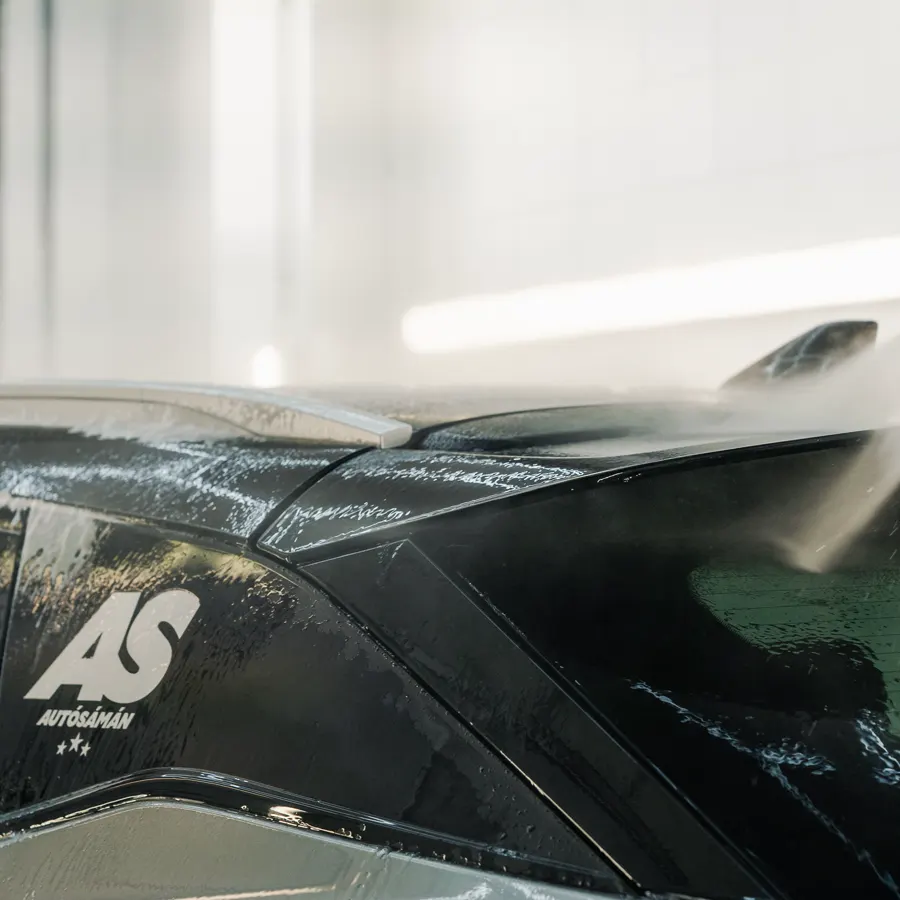 Pressure rinsing the bodywork of a black car